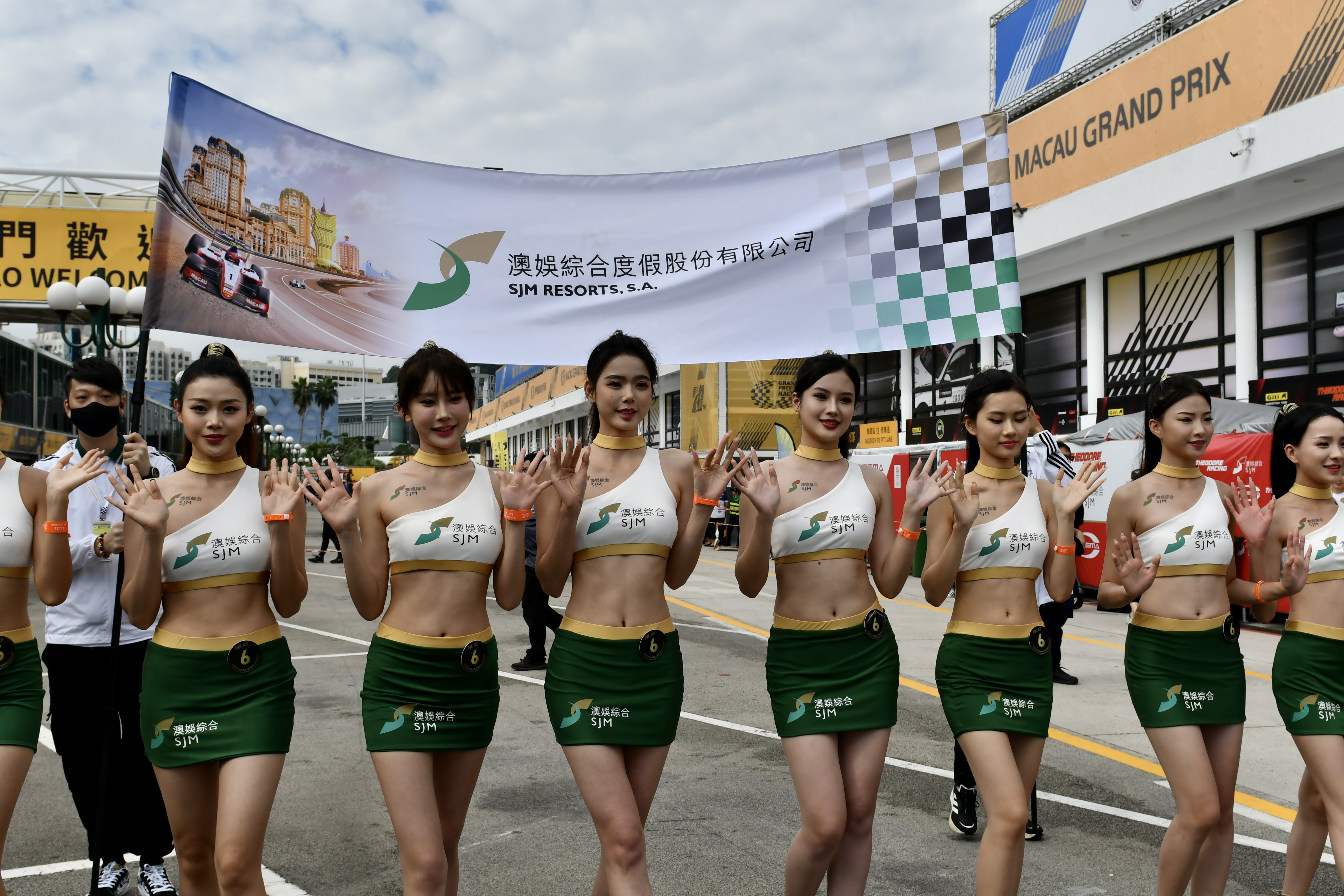 AA1 賽車場上少不了的賽車女朗。.jpg